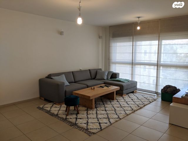 דירה, הכלנית 26, 2004, רעננה