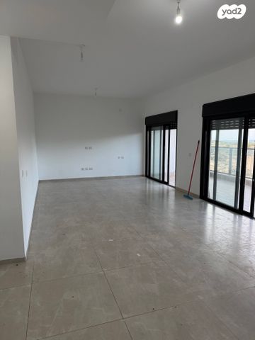 גג/ פנטהאוז, חולית 14, שאר העיר, כפר ורדים