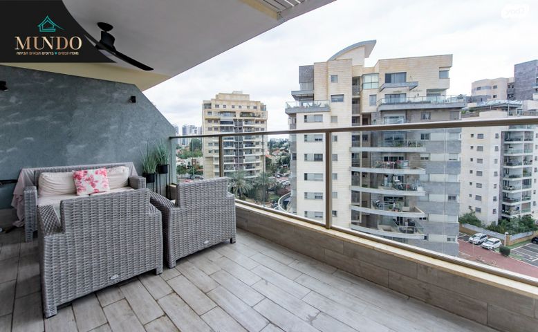 דירה, אפרים קישון, חתני פרס ישראל, באר יעקב