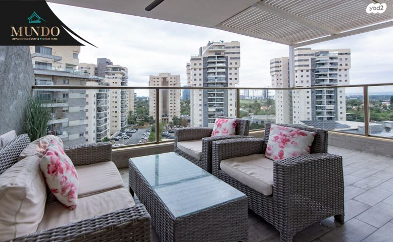 דירה, אפרים קישון, חתני פרס ישראל, באר יעקב