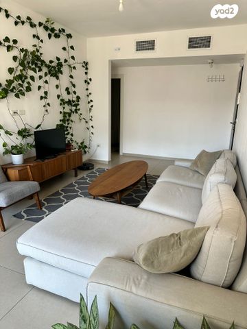 דירה, יואב 18, חרוזים, רמת גן