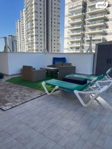 גג/ פנטהאוז, עוזי חיטמן, משכנות האומנים, קרית מוצקין