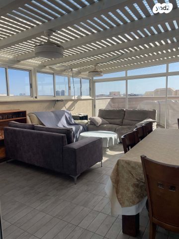 גג/ פנטהאוז, עוזי חיטמן, משכנות האומנים, קרית מוצקין