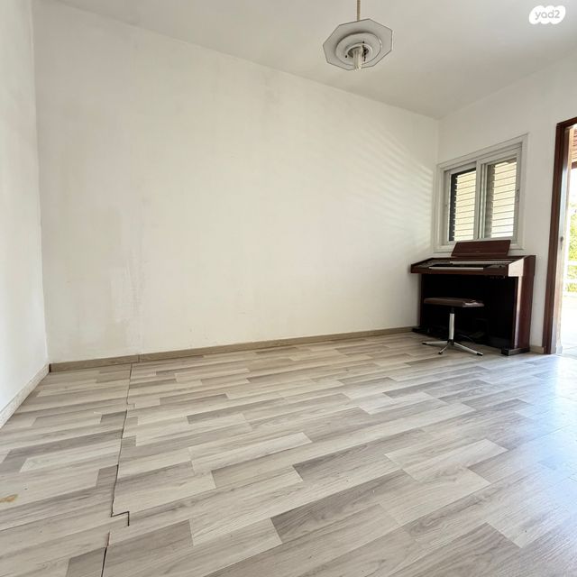 דו משפחתי, קרית הפרחים - 2005, רעננה