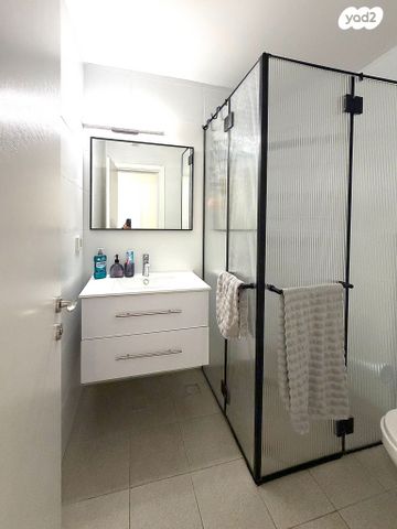 דירה, ש"י עגנון, משכנות האומנים, קרית מוצקין