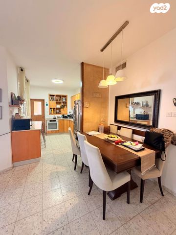 דירת גן, השיקמה, צמח השדה, מעלה אדומים