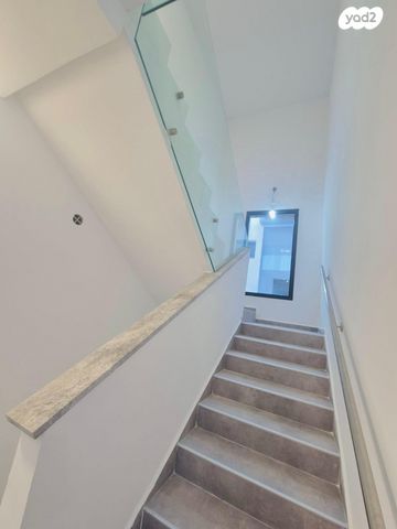 דו משפחתי, חורשת האקליפטוס 103, אדמית / יערית, שלומי