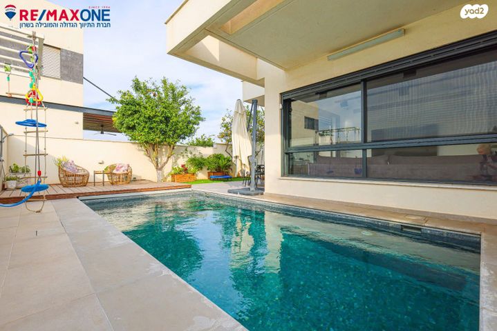 דו משפחתי, כפר סבא