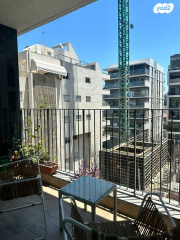 דירה, יואב 18, חרוזים, רמת גן