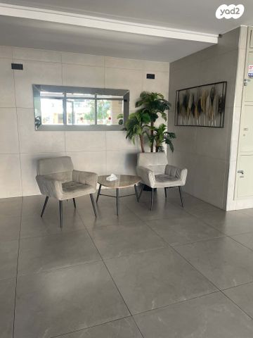 גג/ פנטהאוז, עוזי חיטמן, משכנות האומנים, קרית מוצקין