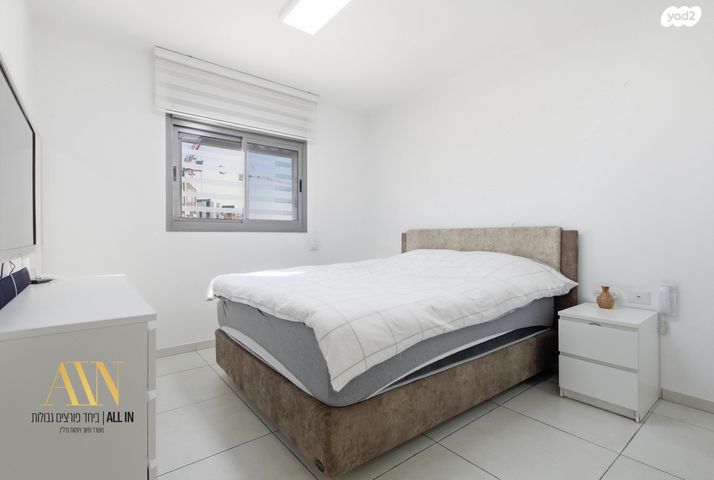 דירה, הרבי מלובאוויטש, השחר, דימונה