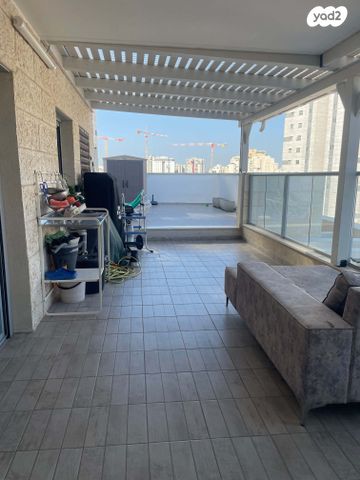 גג/ פנטהאוז, עוזי חיטמן, משכנות האומנים, קרית מוצקין