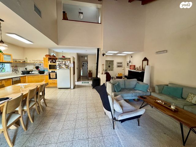 דו משפחתי, צור יגאל, כוכב יאיר / צור יגאל