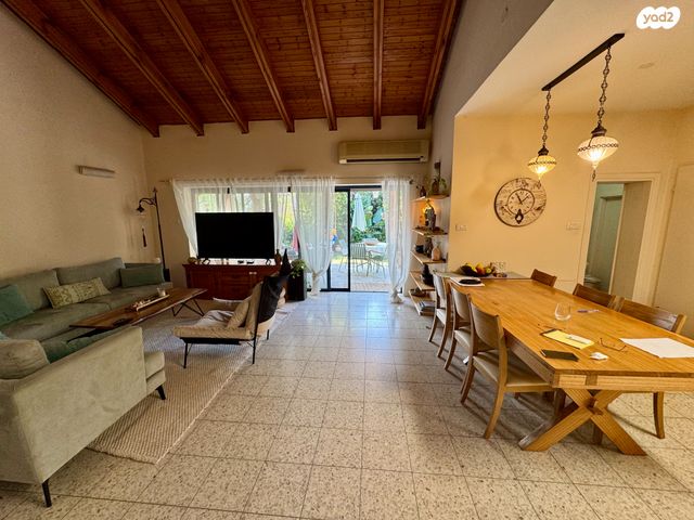 דו משפחתי, צור יגאל, כוכב יאיר / צור יגאל