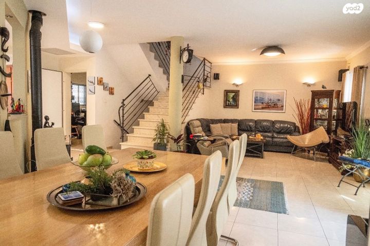 דו משפחתי, חייקה גרוסמן, כפר סבא