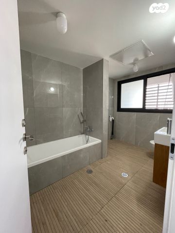 גג/ פנטהאוז, נחמיה עמינוח, קרית הרב סלומון, פתח תקווה