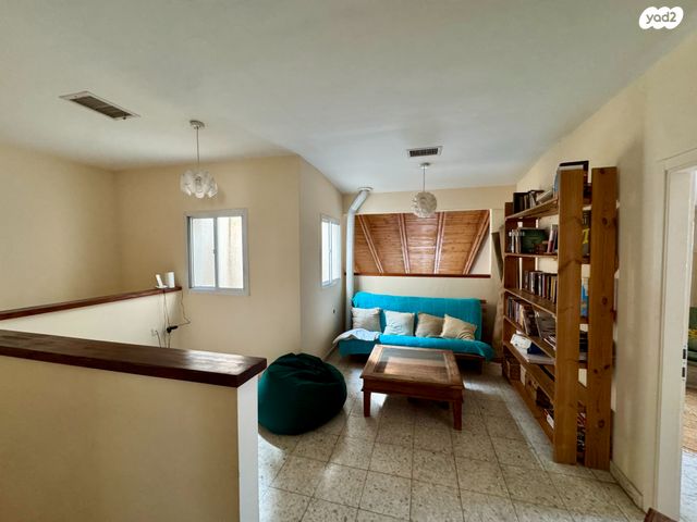 דו משפחתי, צור יגאל, כוכב יאיר / צור יגאל