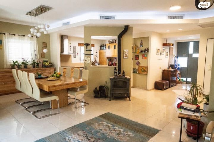 דו משפחתי, חייקה גרוסמן, כפר סבא