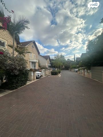 דו משפחתי, חייקה גרוסמן, כפר סבא