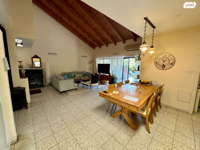 דו משפחתי, צור יגאל, כוכב יאיר / צור יגאל