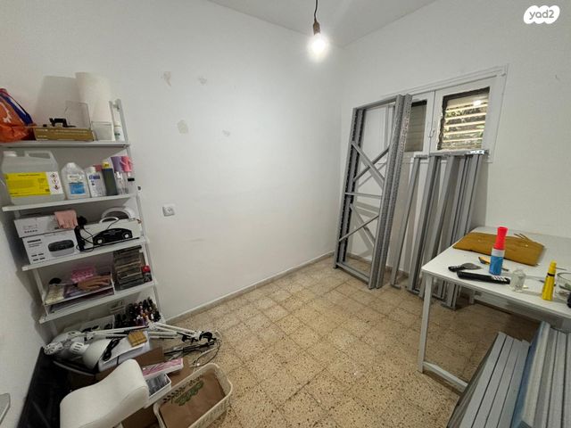 דירה, רות, חרוזים, רמת גן