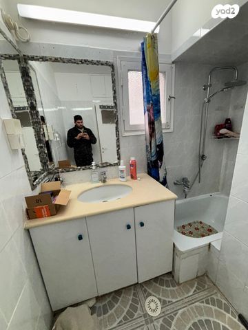 דירה, רות, חרוזים, רמת גן