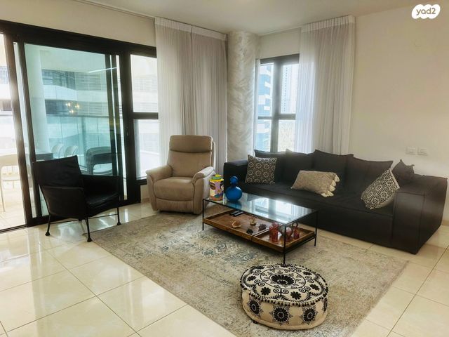 דירה, עוזי חיטמן, נתניה