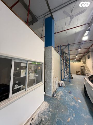 מחסנים, לזרוב, ראשון לציון