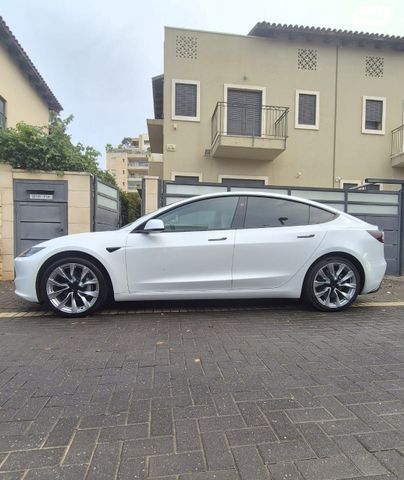 מודעת רכב טסלה מודל 3