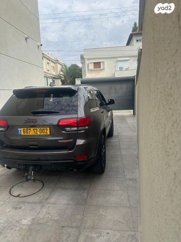 מודעת רכב ג'יפ גרנד צ'ירוקי