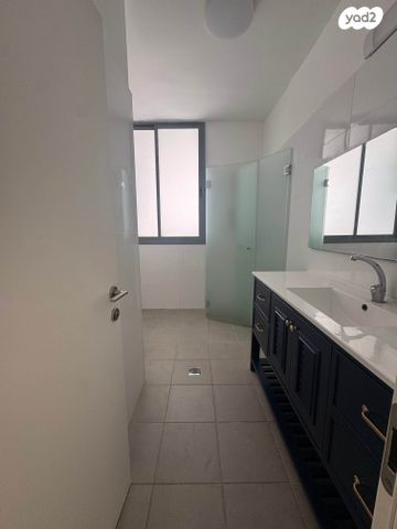 דירה, רש"י 42, רמב"ם, ראשון לציון