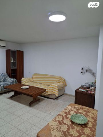 דירת גן, הגלעין 4, נווה גנים, פרדס חנה כרכור