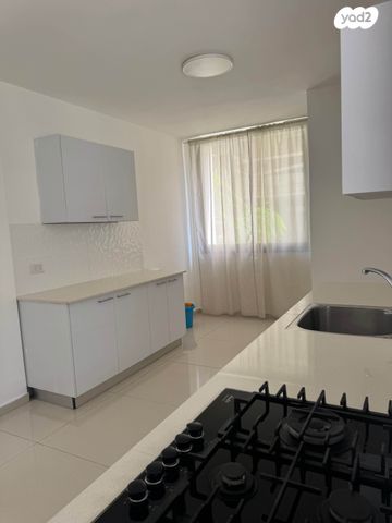 דירה, רש"י 42, רמב"ם, ראשון לציון