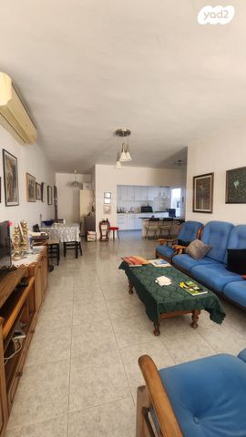 צבי הירשפלד 32