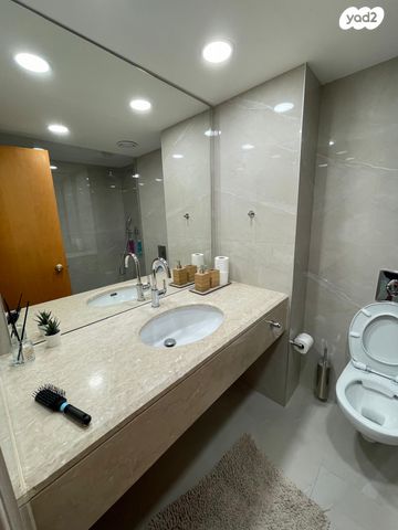 דירה, הפסגה 1, שורש, שורש