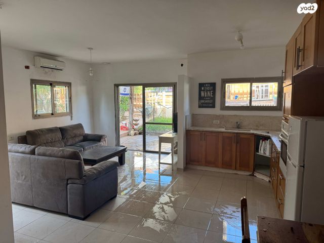 דו משפחתי, השסק 1, בת שלמה, בת שלמה