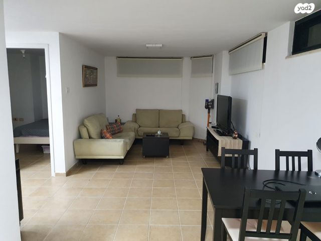 יחידת דיור, משה לוי 8, גני איריס, נס ציונה