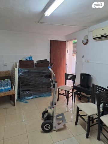 מחסן, חיבת ציון 2, יד לבנים, רמת גן