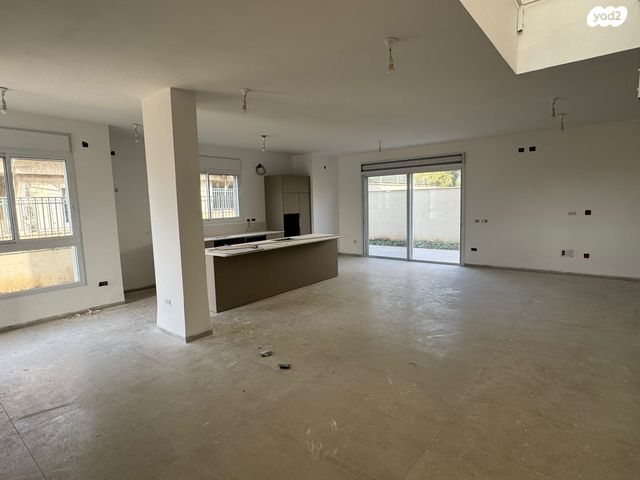 דו משפחתי, חורשת האקליפטוס, אדמית / יערית, שלומי