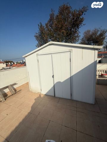 גג/ פנטהאוז, קדושי לוצק, עמידר, בת ים