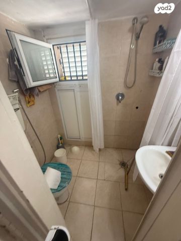 גג/ פנטהאוז, קדושי לוצק, עמידר, בת ים