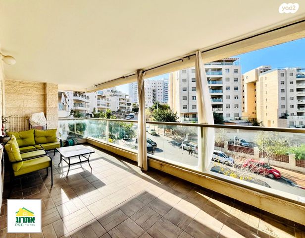 דירה, צור יצחק