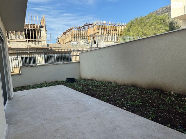 דו משפחתי, חורשת האקליפטוס, אדמית / יערית, שלומי