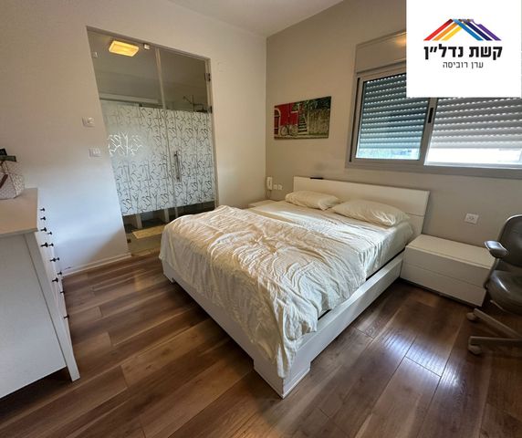 דירה, אריק לביא, הזמר העברי, כפר סבא