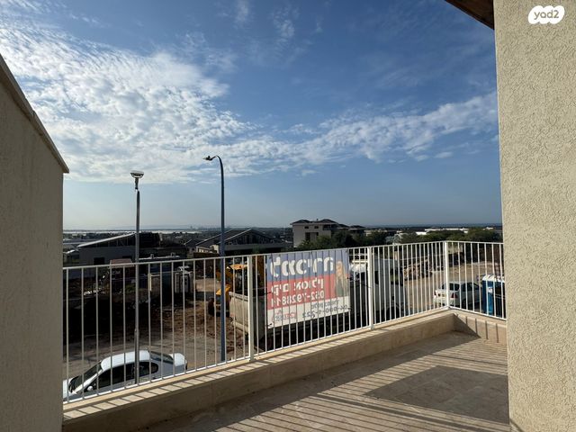 דו משפחתי, חורשת האקליפטוס, אדמית / יערית, שלומי