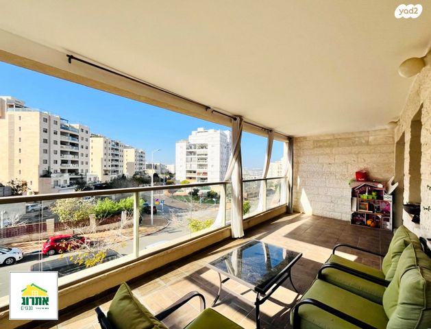 דירה, צור יצחק