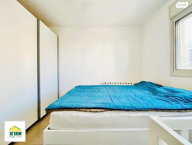 דירה, צור יצחק