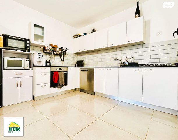 דירה, צור יצחק