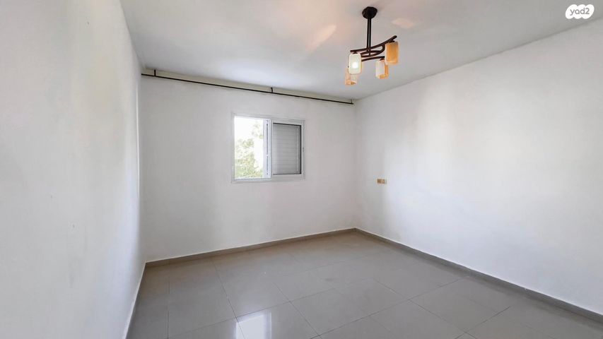 דירה, אפרים צור, שקמים ואגמים, אשקלון