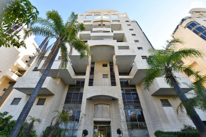 דירה, יוני נתניהו, גבעת שמואל